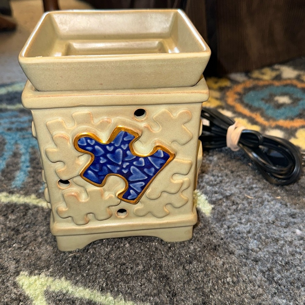 RETIRED AUTISM SPEAKS PIECE BY PIECE PUZZLE SCENTSY WARMER LIKE NEW - Picture 2 of 5